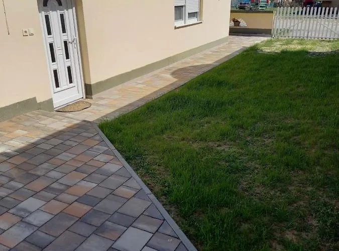 Dulo Apartmanhaz Виллань